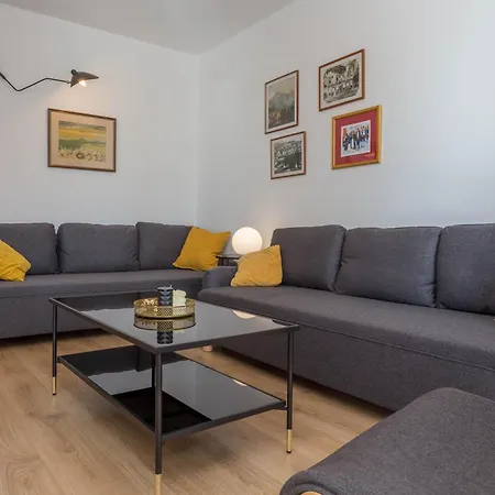 Tasina Apartment